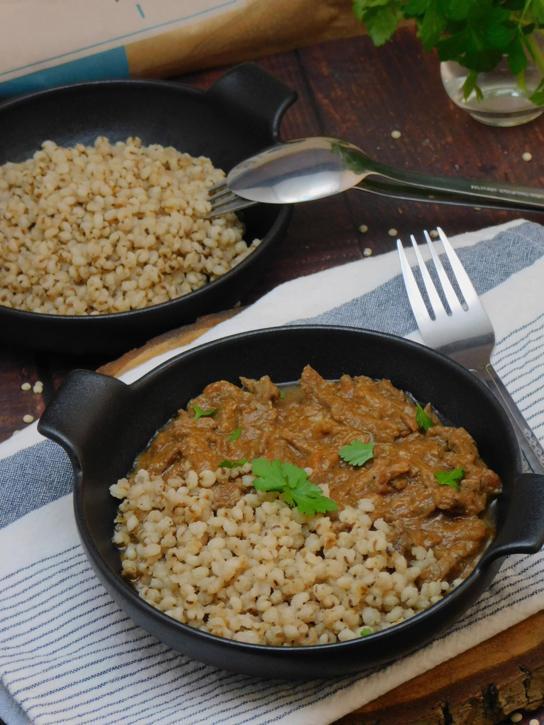 Pfeffer-Tokány (Eintopf) mit Sorghumperlen („Cirhonya“)