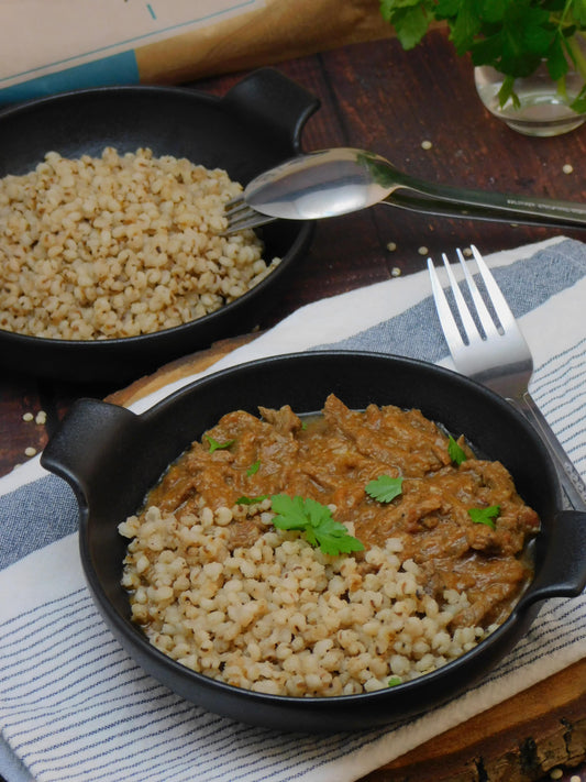 Pfeffer-Tokány (Eintopf) mit Sorghumperlen („Cirhonya“)