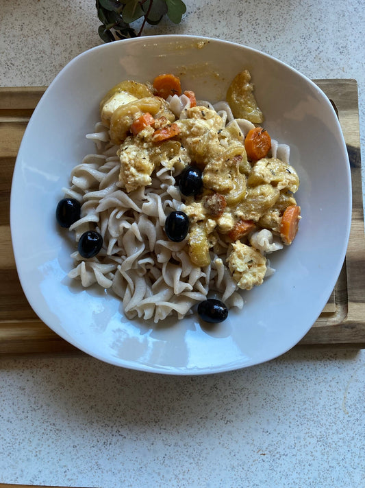 Glutenfreie Zucchini-Karotten-Feta-Pasta mit Sorghum Fusilli
