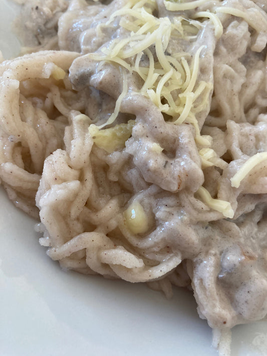 Glutenfreie Sorghum-Pasta mit cremiger Pilzsauce