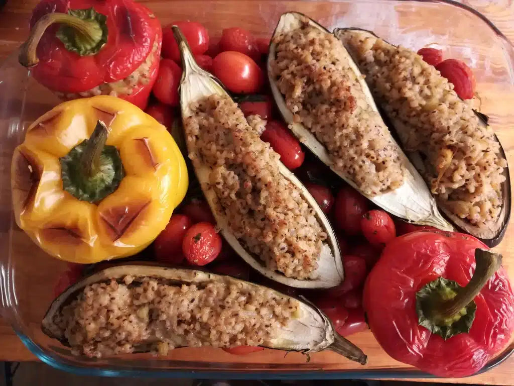 Mit Sorghumperlen gefülltes Gemüse mit Tomatensauce