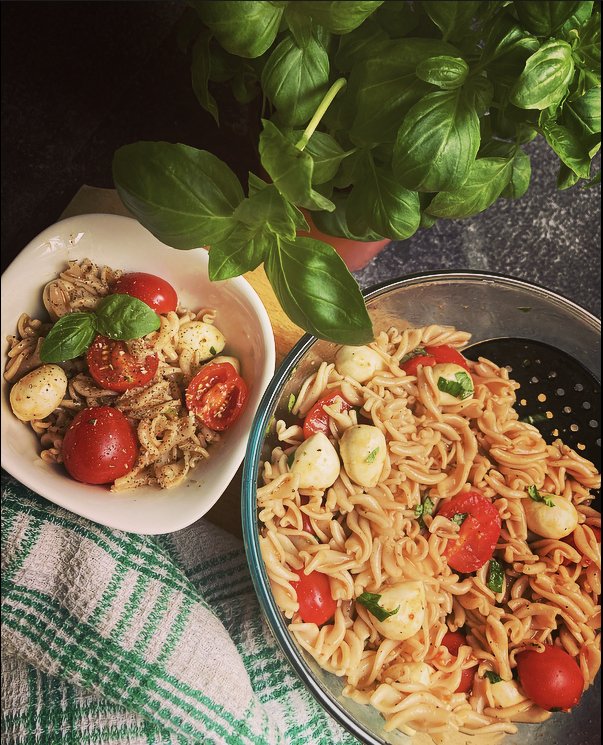 Caprese-Nudelsalat