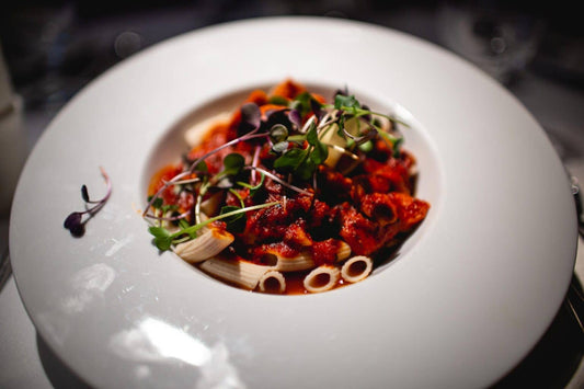 Sorghum Penne mit Hünchen und Tomatensoße