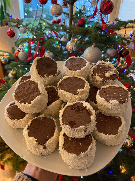 Glutenfreie Schoko-Kokos-Bällchen mit Vanillecreme